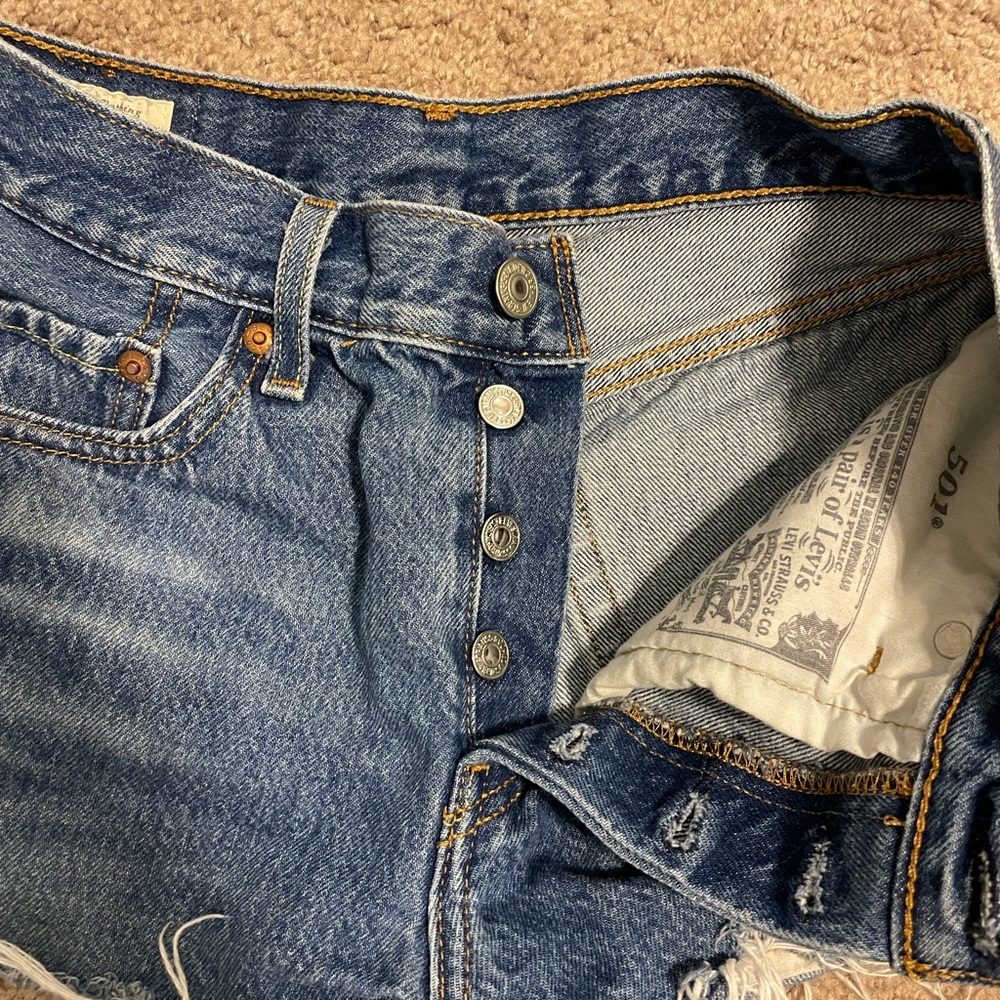 LEVI’s Ripped 501 Shorts - Picture 3 of 3